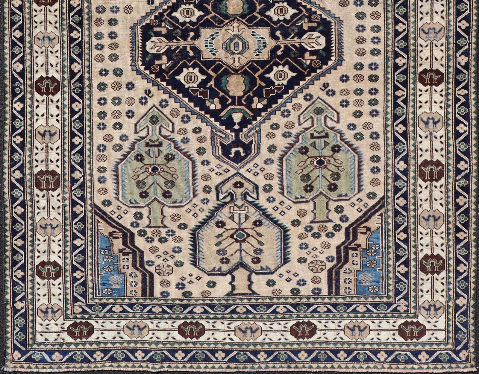 Tapis Shirvan caucasien ancien en bleu, vert et crème avec motif tribal Bon état - En vente à Atlanta, GA