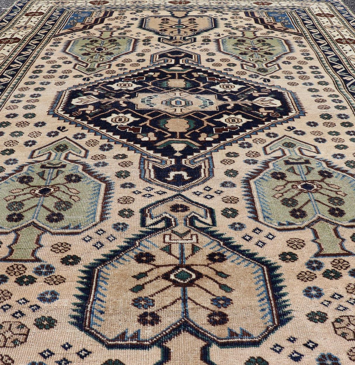 Antiker kaukasischer Schirwan-Teppich in Blau, Grün und Creme mit Stammesmuster (Wolle) im Angebot