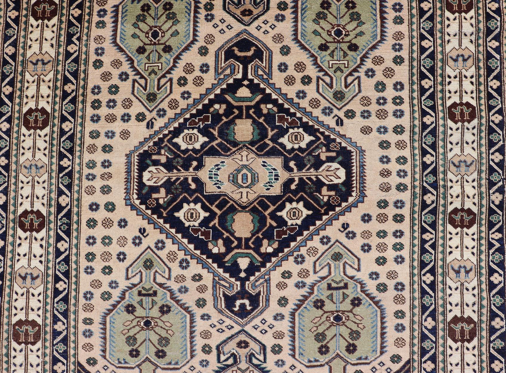 Antiker kaukasischer Schirwan-Teppich in Blau, Grün und Creme mit Stammesmuster im Angebot 1