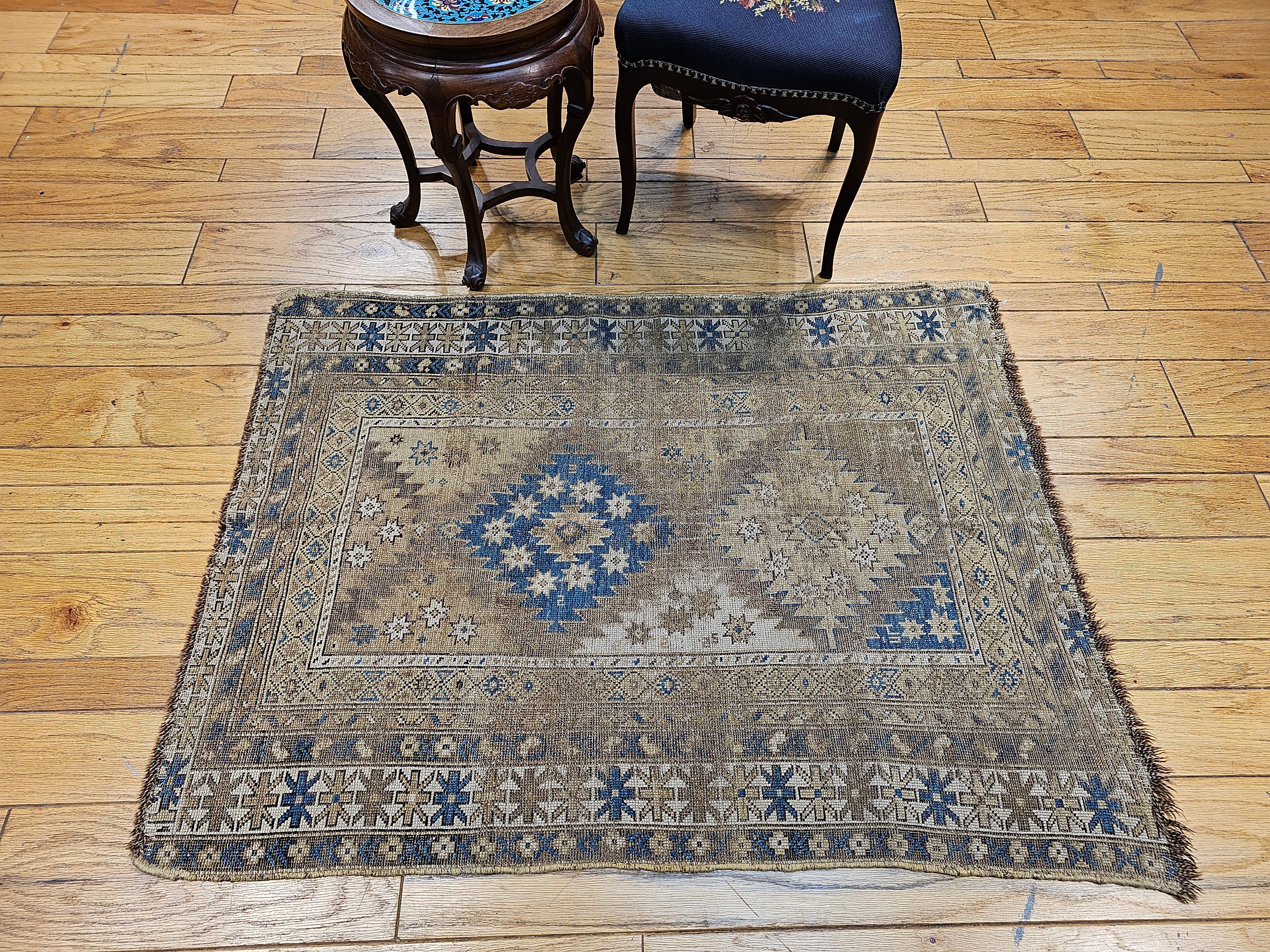 Antiker kaukasischer Schirwan-Teppich aus blassblauem, elfenbeinfarbenem, Kamel- und Schokoladenholz im Angebot 11