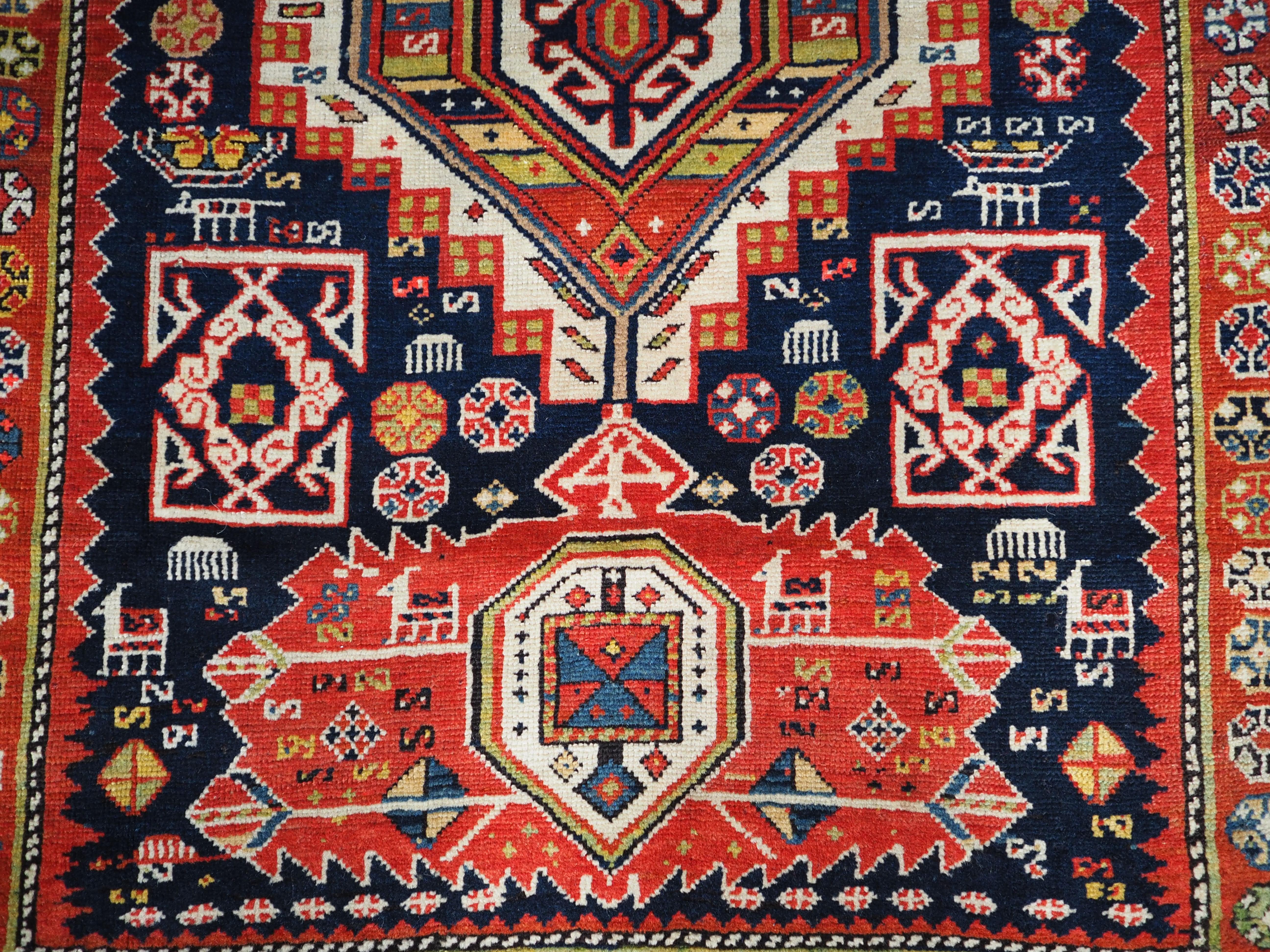 Antiker kaukasischer Schirwan-Teppich mit klassischem, verbundenem Medaillonmuster (Wolle) im Angebot