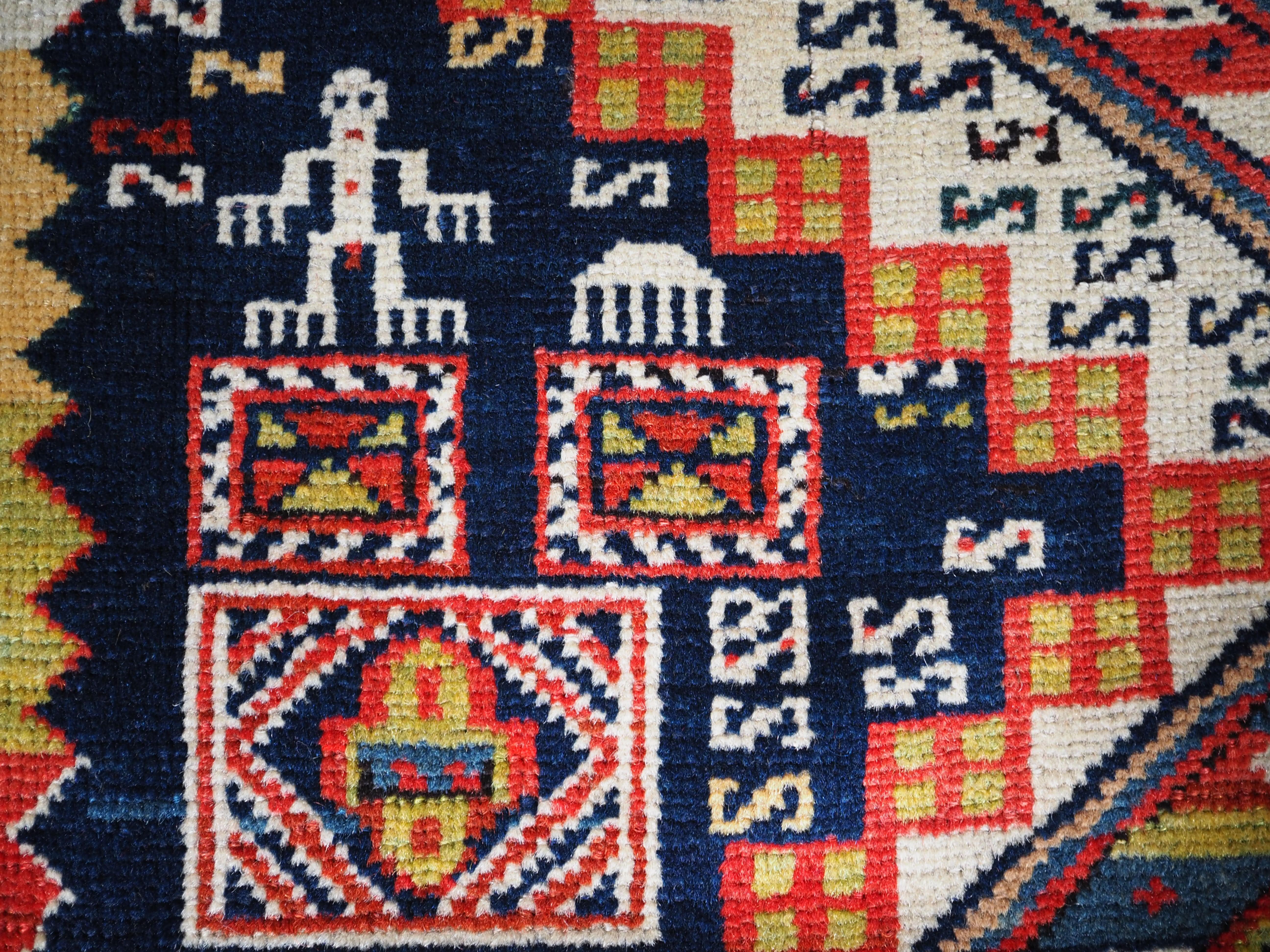 Antiker kaukasischer Schirwan-Teppich mit klassischem, verbundenem Medaillonmuster im Angebot 1