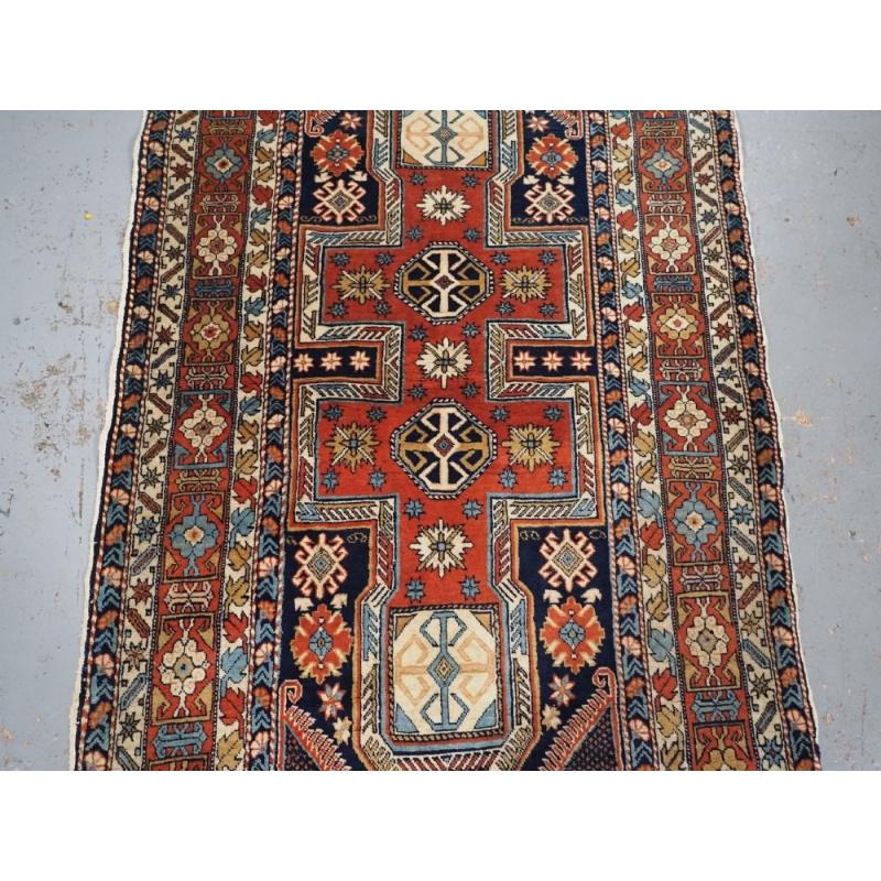 Antiker kaukasischer Schirwan-Teppich in kleiner Größe, Surahani-Design, um 1900/20 im Zustand „Hervorragend“ im Angebot in Moreton-In-Marsh, GB