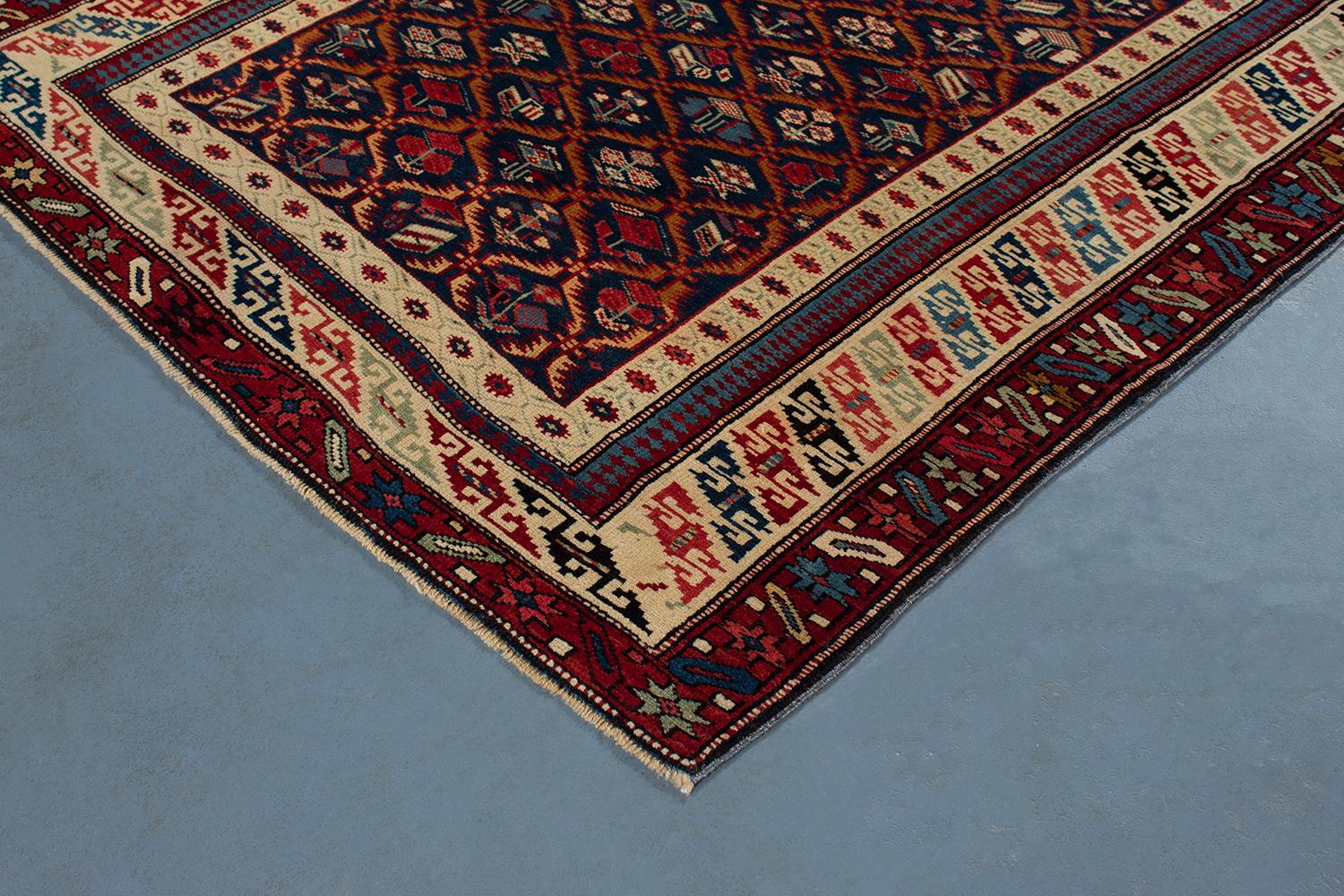 Antiker kaukasischer Schirwan-Teppich mit marineblauem Hintergrund im Zustand „Gut“ im Angebot in New York, NY