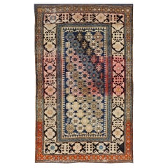 Antiker kaukasischer Schirwan-Teppich mit blühenden Stammesmotiven