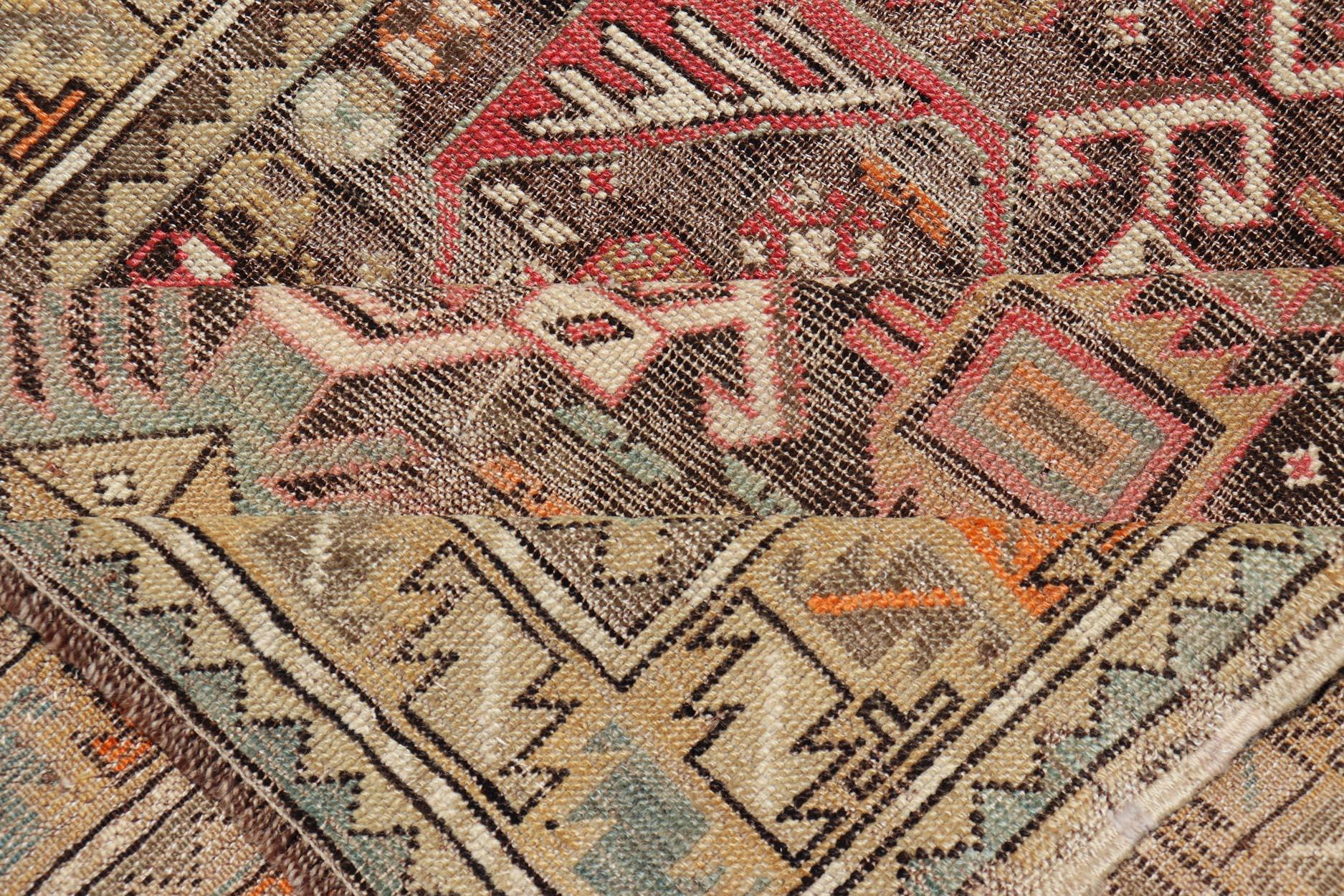 Antiker kaukasischer Schirwan-Teppich mit floralen All-Over-Motiven auf einem braunen Feld  im Angebot 2