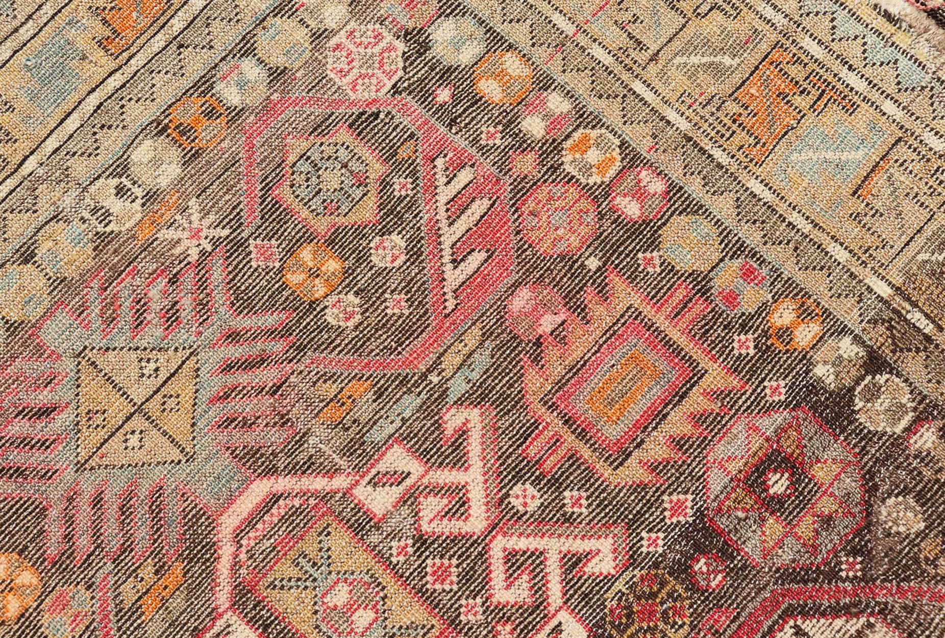 Antiker kaukasischer Schirwan-Teppich mit floralen All-Over-Motiven auf einem braunen Feld  im Angebot 3
