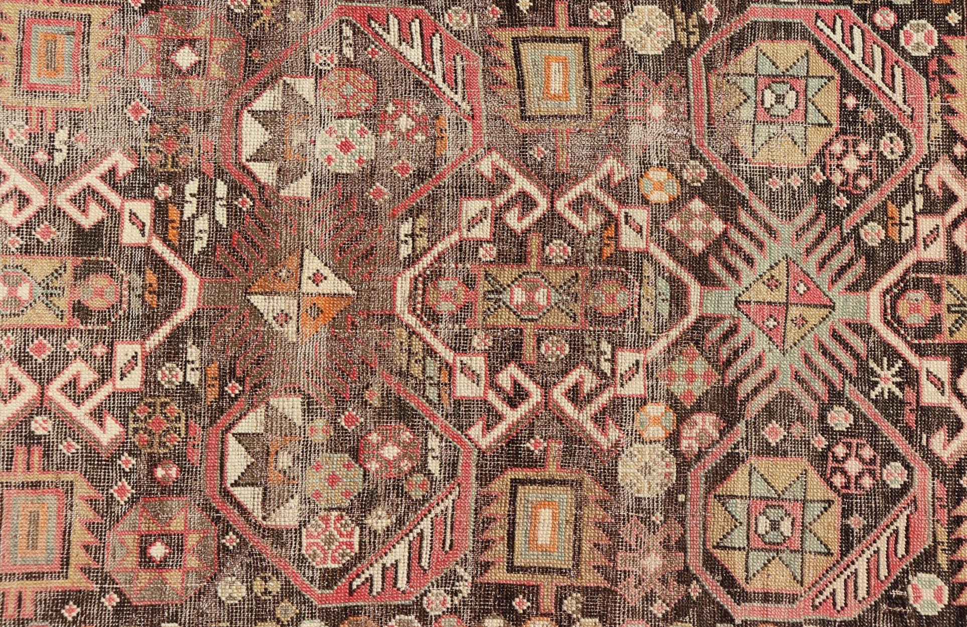 Antiker kaukasischer Schirwan-Teppich mit floralen All-Over-Motiven auf einem braunen Feld  (Kasachisch) im Angebot