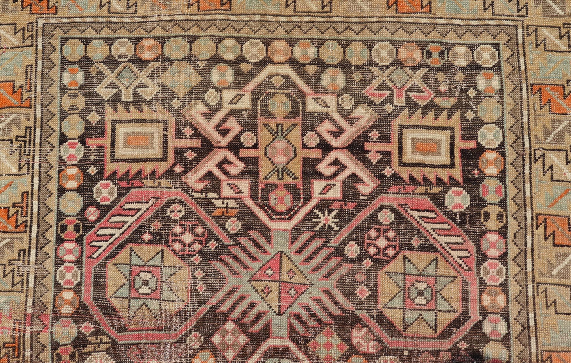 Antiker kaukasischer Schirwan-Teppich mit floralen All-Over-Motiven auf einem braunen Feld  (Kaukasisch) im Angebot