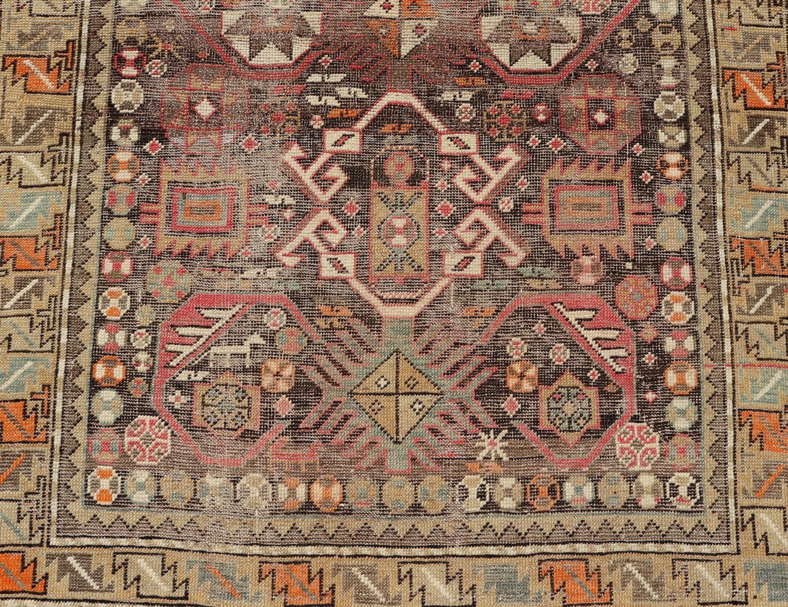 Antiker kaukasischer Schirwan-Teppich mit floralen All-Over-Motiven auf einem braunen Feld  (Handgeknüpft) im Angebot