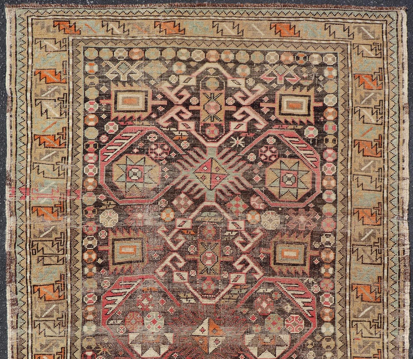 Antiker kaukasischer Schirwan-Teppich mit floralen All-Over-Motiven auf einem braunen Feld  im Zustand „Gut“ im Angebot in Atlanta, GA