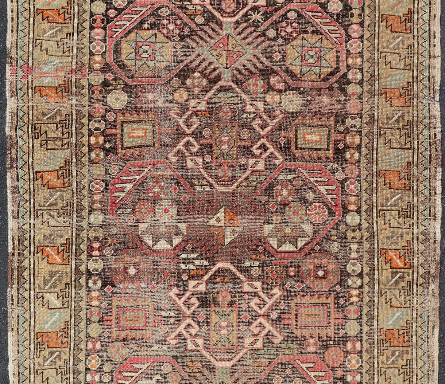 Antiker kaukasischer Schirwan-Teppich mit floralen All-Over-Motiven auf einem braunen Feld  (20. Jahrhundert) im Angebot