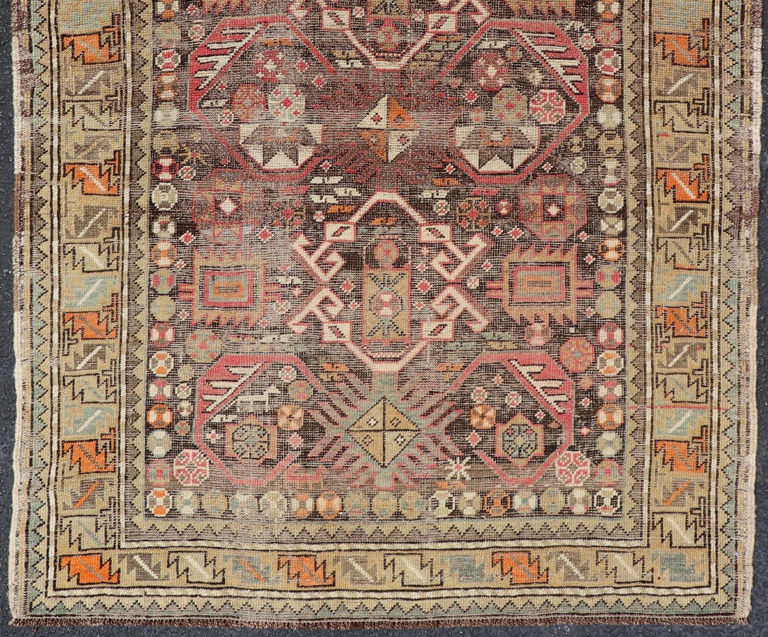 Antiker kaukasischer Schirwan-Teppich mit floralen All-Over-Motiven auf einem braunen Feld  (Wolle) im Angebot