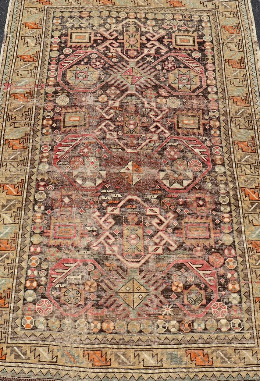 Antiker kaukasischer Schirwan-Teppich mit floralen All-Over-Motiven auf einem braunen Feld  im Angebot 1