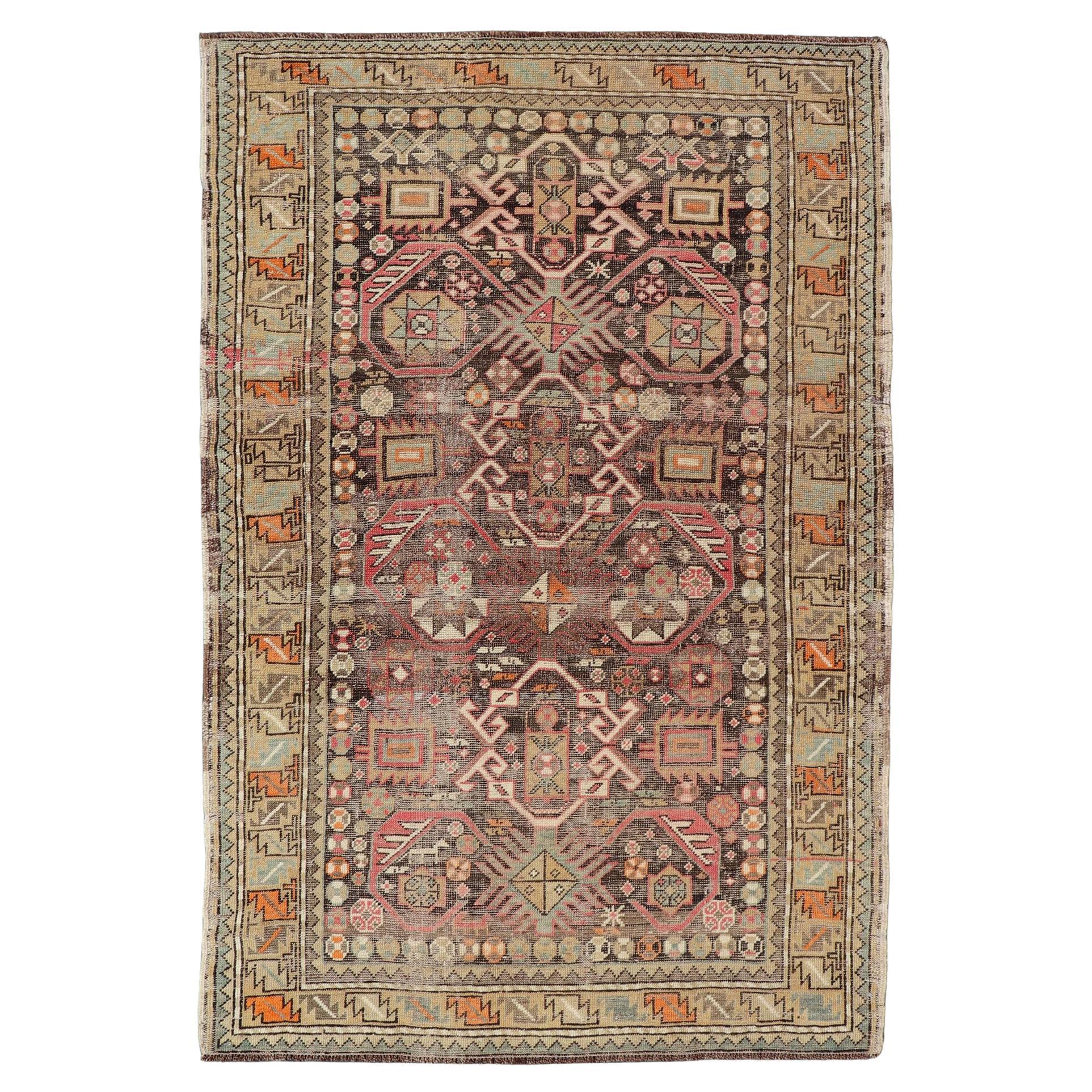 Antiker kaukasischer Schirwan-Teppich mit floralen All-Over-Motiven auf einem braunen Feld  im Angebot
