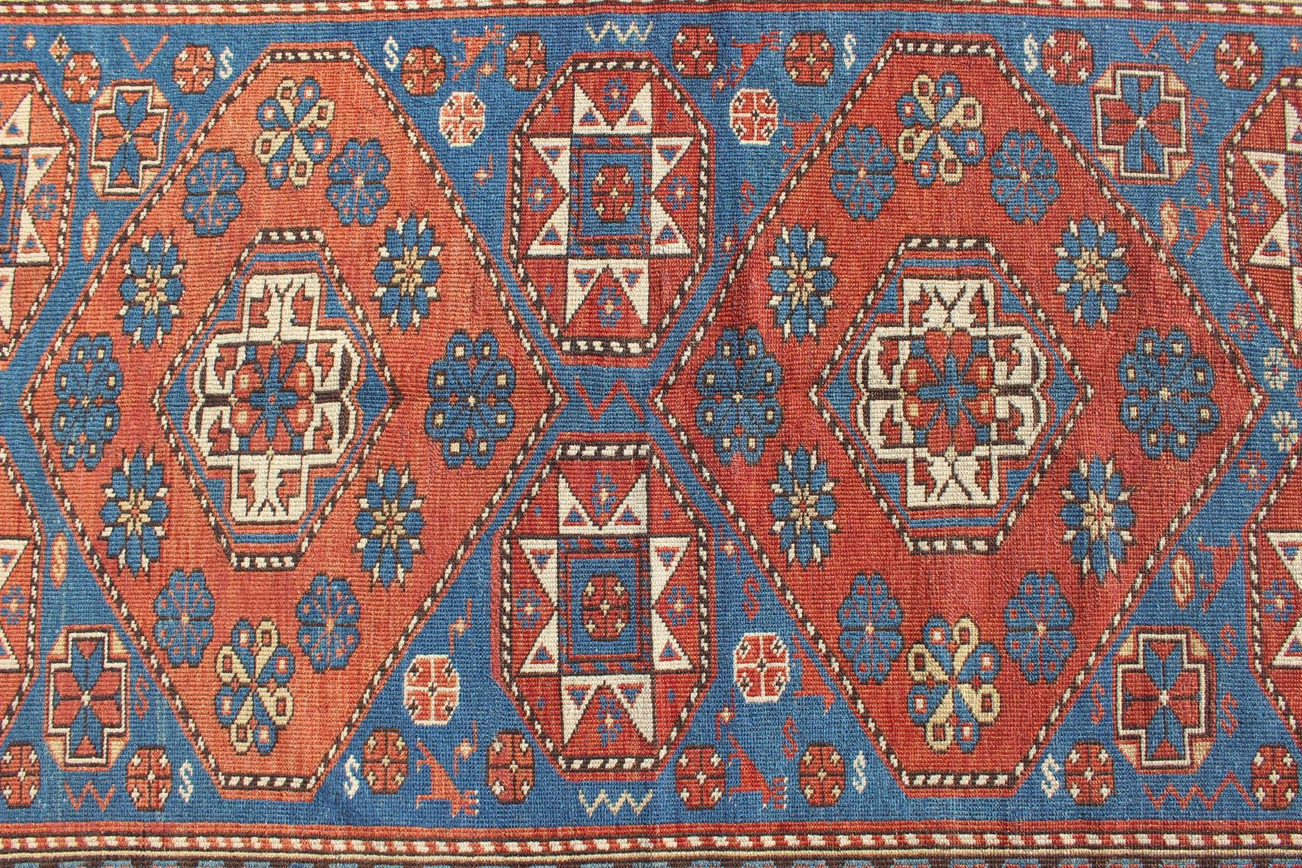 Fin du XIXe siècle Tapis Shirvan caucasien ancien à motifs géométriques en orange brun et bleu en vente