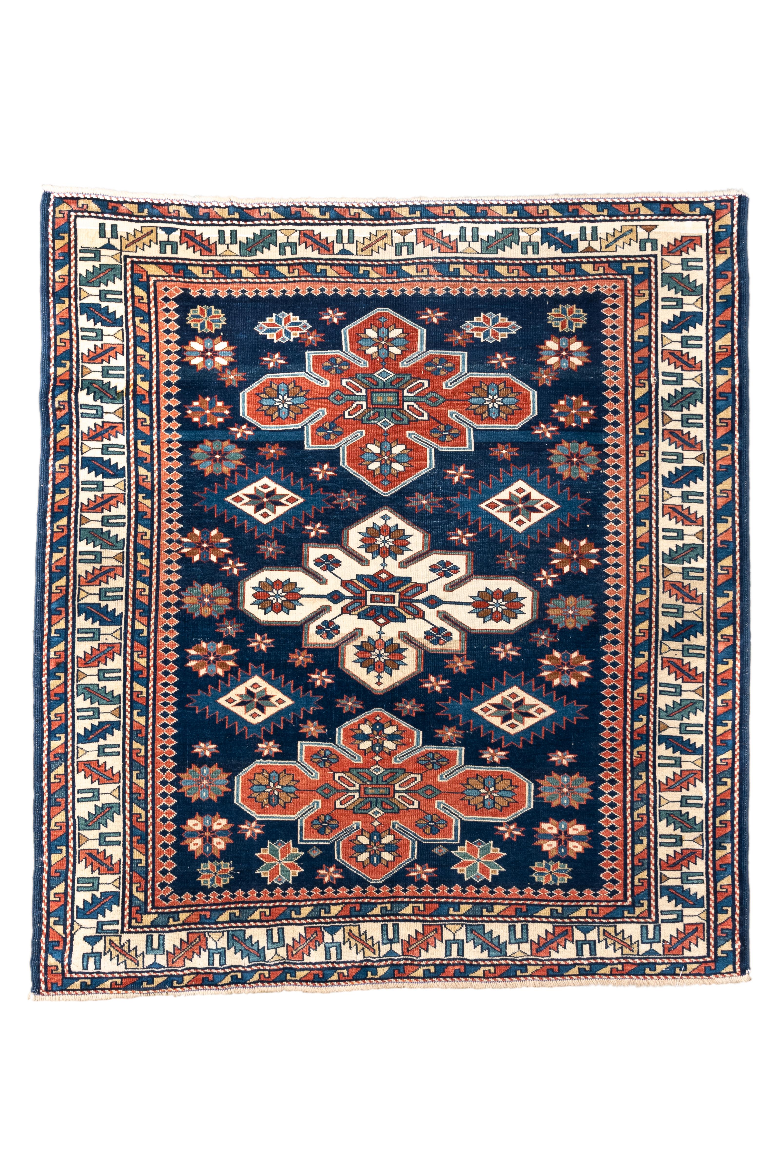  Questo antico tappeto Shirvan, di dimensioni pari a 4'0