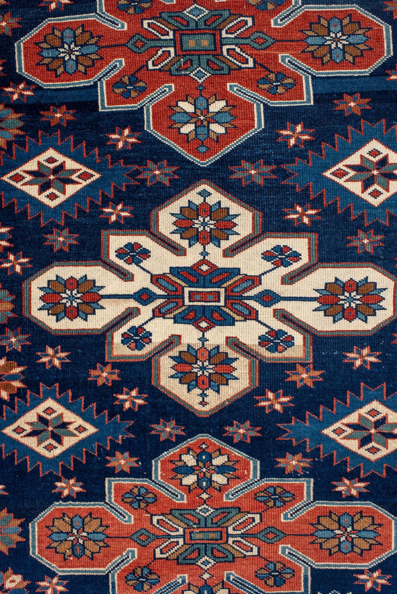 Annodato a mano Antico tappeto caucasico Shirvan con medaglioni geometrici in vendita