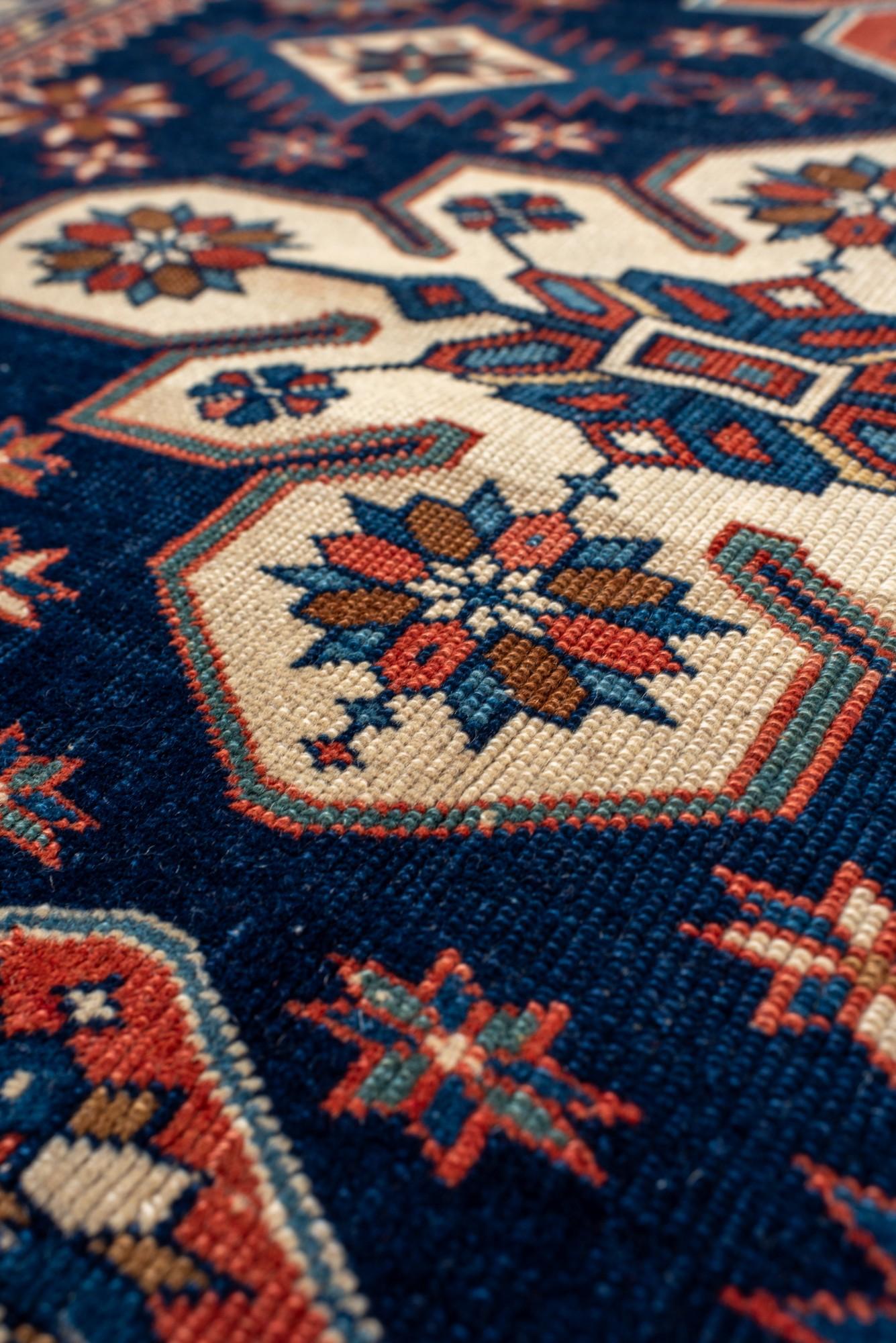 Antico tappeto caucasico Shirvan con medaglioni geometrici In condizioni buone in vendita a New York, NY