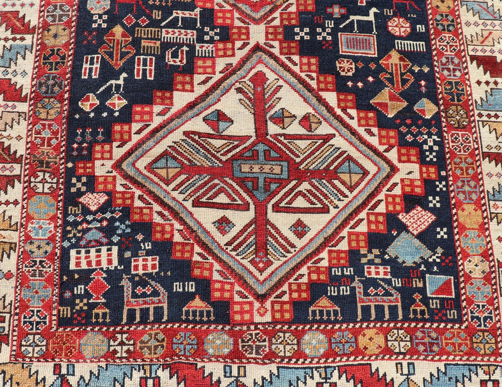 Ancien tapis caucasien Shirvan avec médaillons et symboles tribaux 3'9 x 8'0 en vente 4