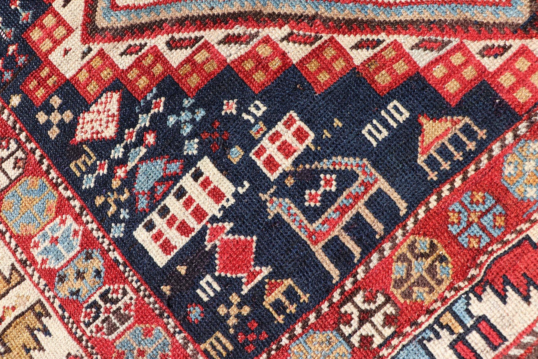 Ancien tapis caucasien Shirvan avec médaillons et symboles tribaux 3'9 x 8'0 en vente 5
