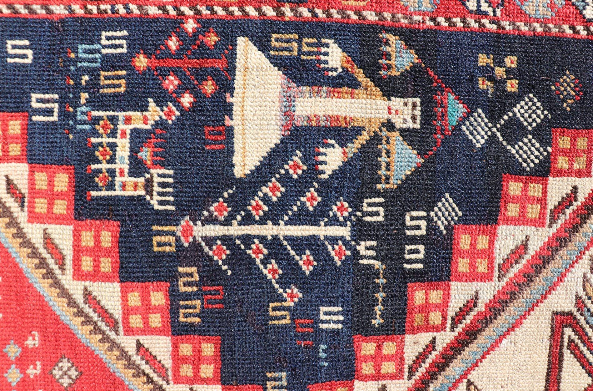Ancien tapis caucasien Shirvan avec médaillons et symboles tribaux 3'9 x 8'0 en vente 6