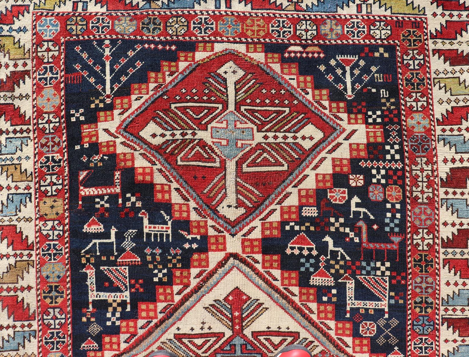 Mesures : 3'9 x 8'0 
Ancien tapis caucasien Shirvan avec médaillons et symboles tribaux 3'9 x 8'0. Keivan Woven Arts/ tapis/X23-0815-117, pays d'origine / type : Caucase / Shirvan, vers 1880.

Ce tapis ancien caucasien Shirvan présente un motif
