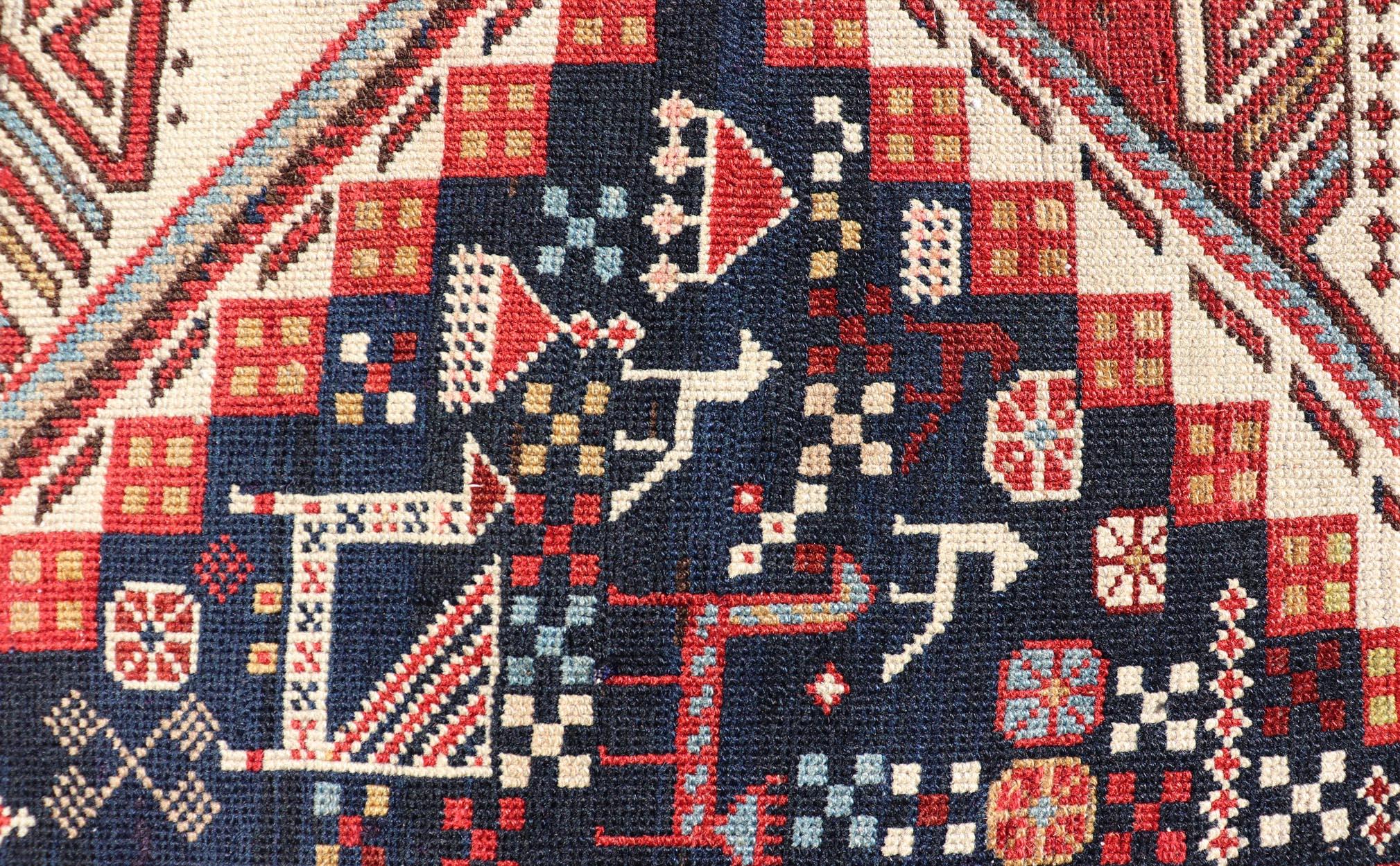 Kazakh Ancien tapis caucasien Shirvan avec médaillons et symboles tribaux 3'9 x 8'0 en vente