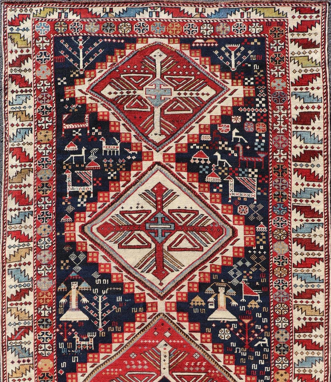 Arménien Ancien tapis caucasien Shirvan avec médaillons et symboles tribaux 3'9 x 8'0 en vente