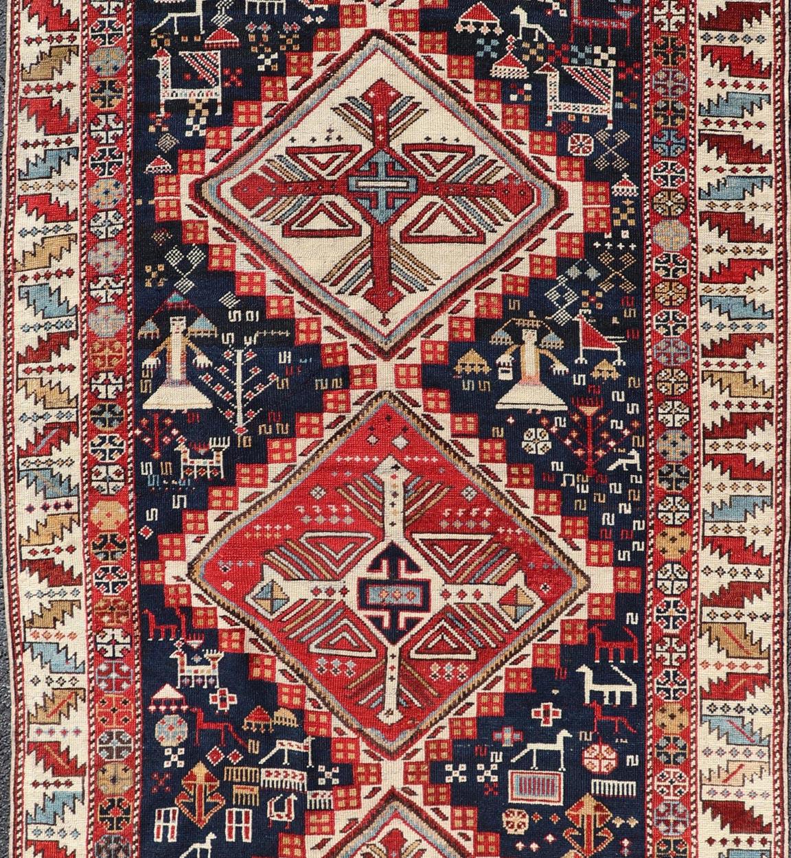 Noué à la main Ancien tapis caucasien Shirvan avec médaillons et symboles tribaux 3'9 x 8'0 en vente