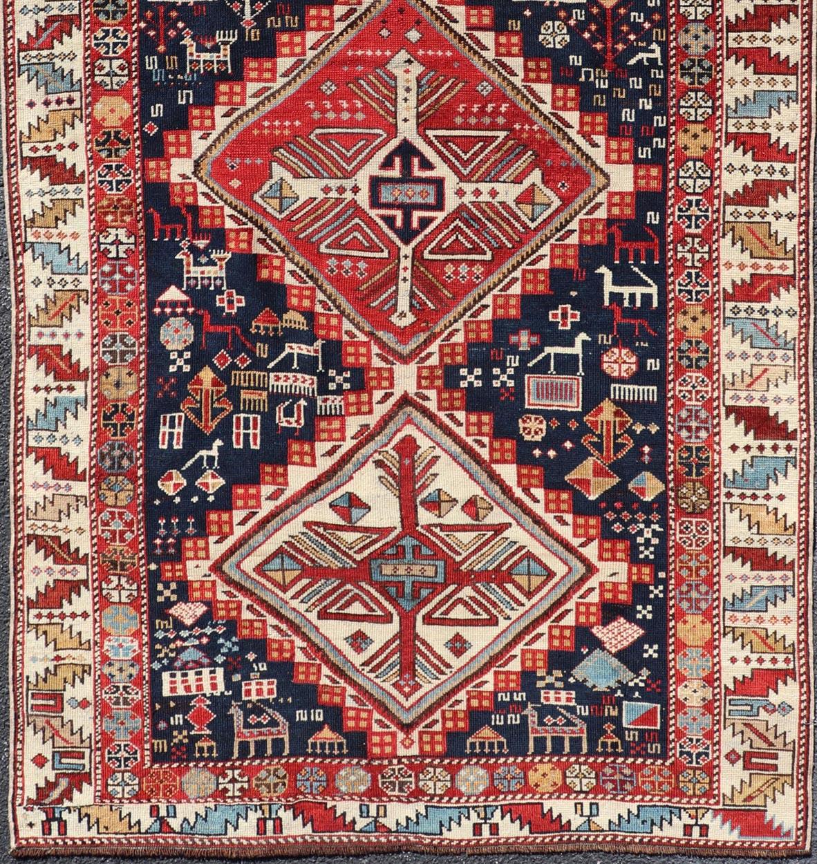Ancien tapis caucasien Shirvan avec médaillons et symboles tribaux 3'9 x 8'0 Bon état - En vente à Atlanta, GA