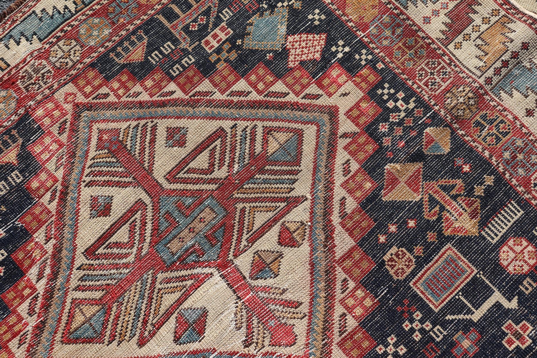 XIXe siècle Ancien tapis caucasien Shirvan avec médaillons et symboles tribaux 3'9 x 8'0 en vente