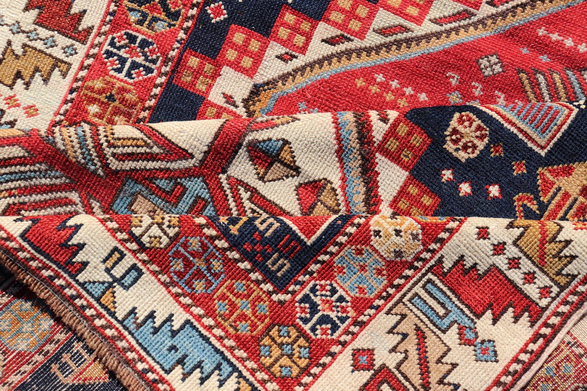 Laine Ancien tapis caucasien Shirvan avec médaillons et symboles tribaux 3'9 x 8'0 en vente