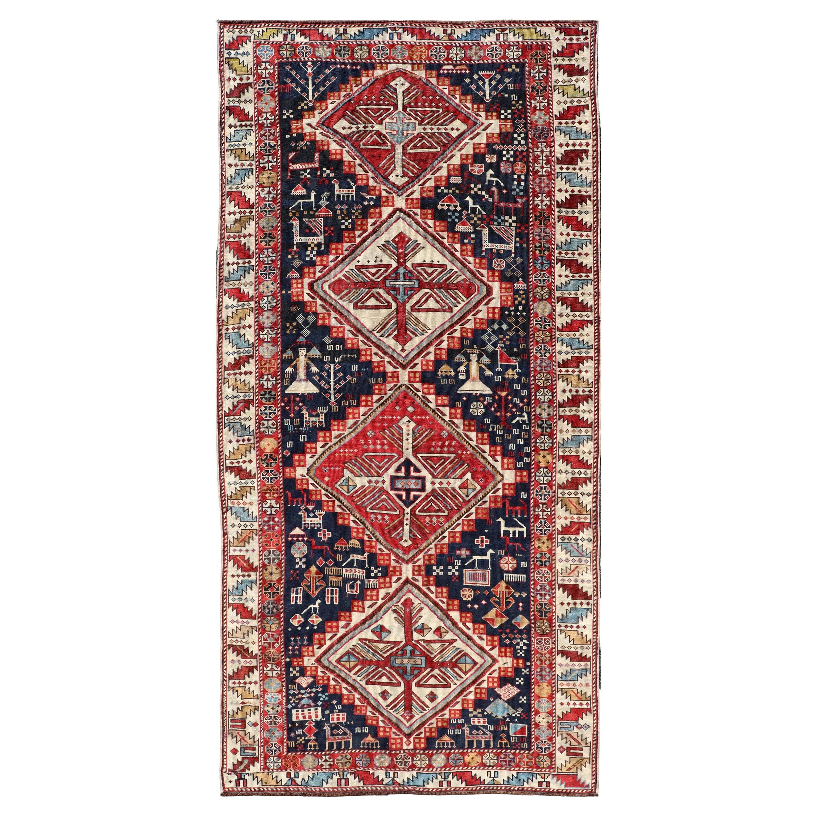 Ancien tapis caucasien Shirvan avec médaillons et symboles tribaux 3'9 x 8'0 en vente