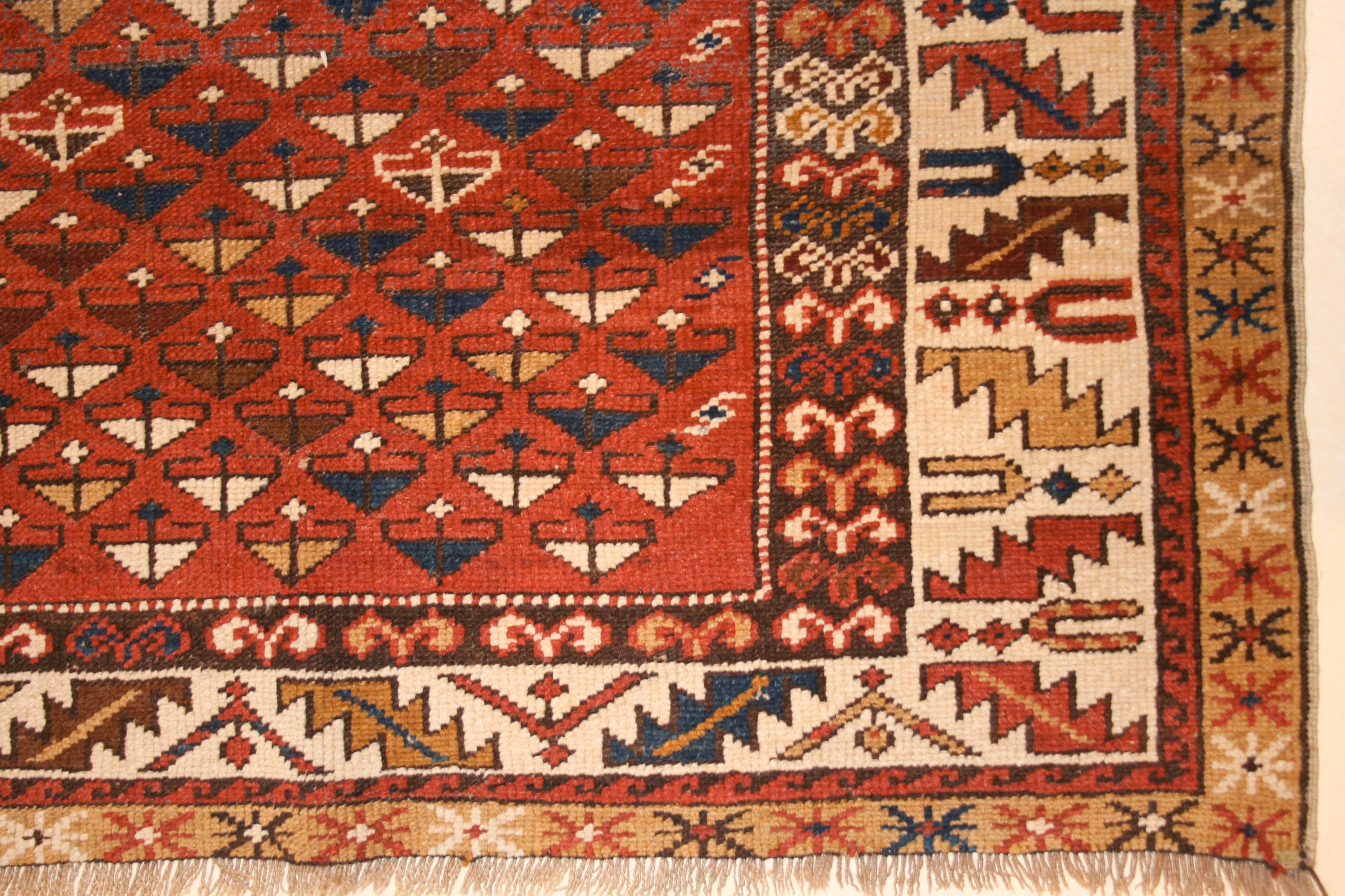 Un beau tapis ancien de Shirvan, du nord-est du Caucase, qui se distingue par un motif all-over directionnel de petits éléments en forme de bouclier. La disposition en nid d'abeille de ce motif permet une distribution aléatoire des couleurs, créant