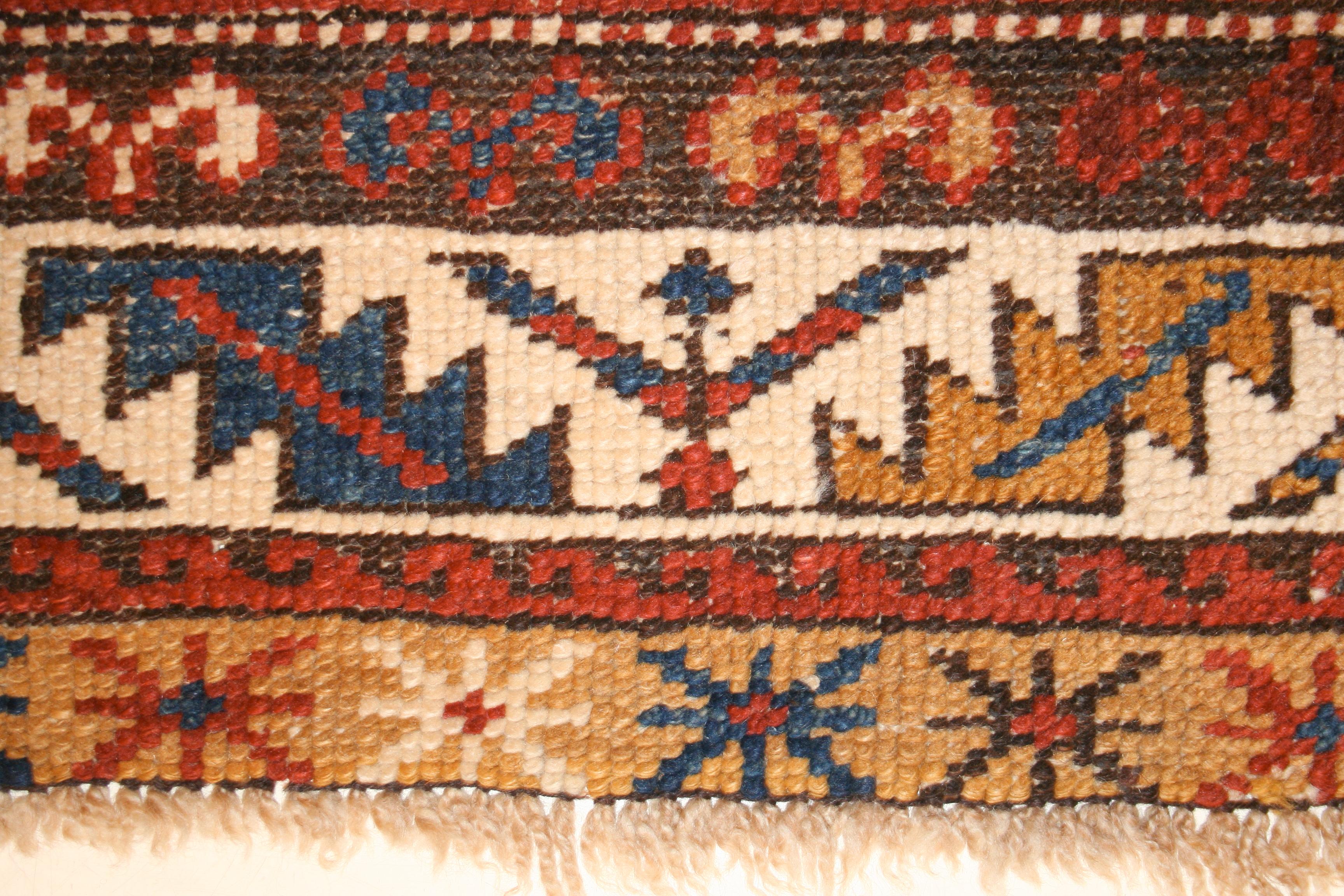 20ième siècle Tapis Shirvan caucasien ancien avec motif de bouclier en vente