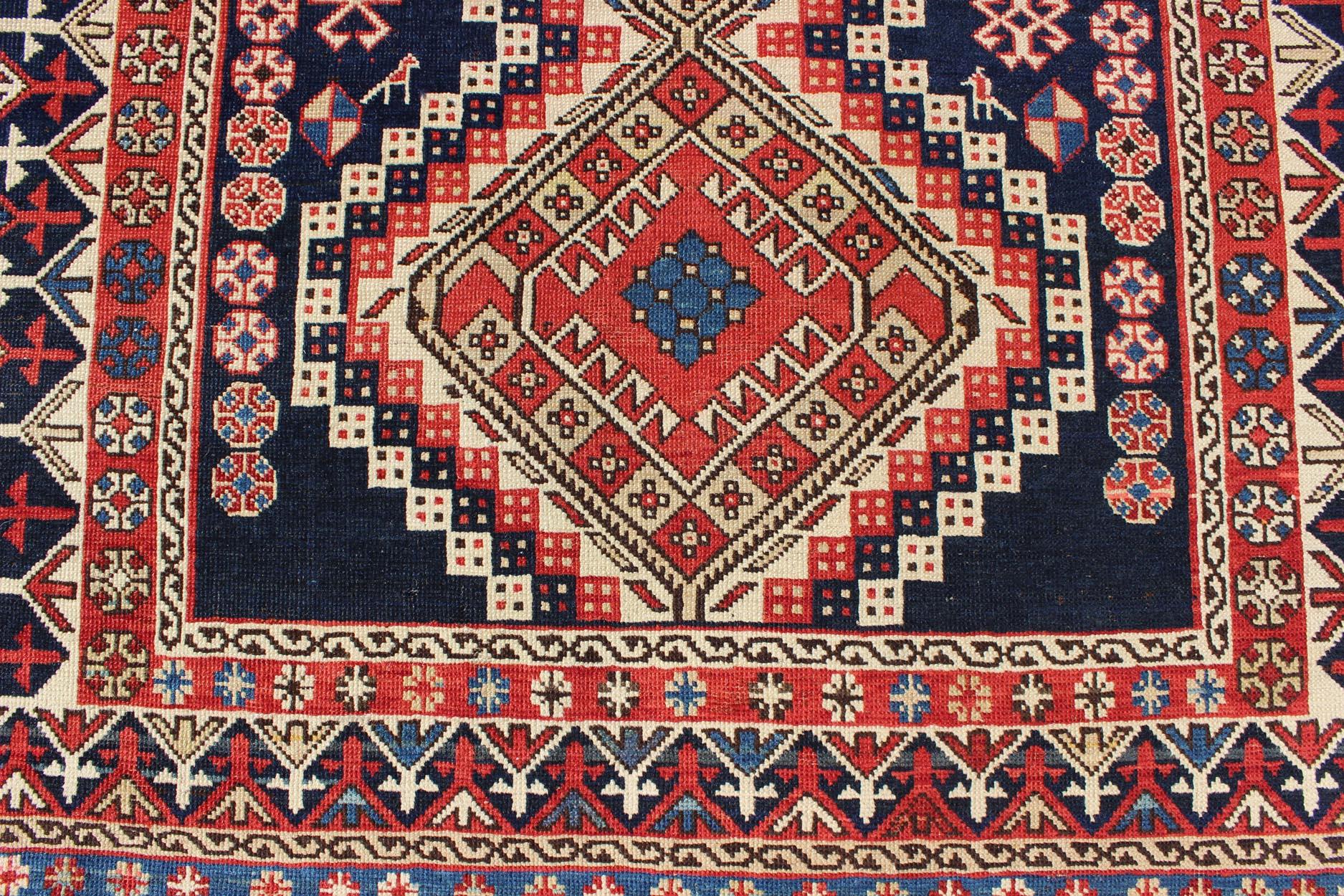 Tapis Shirvan caucasien ancien à motifs tribaux et médaillons en vente 1