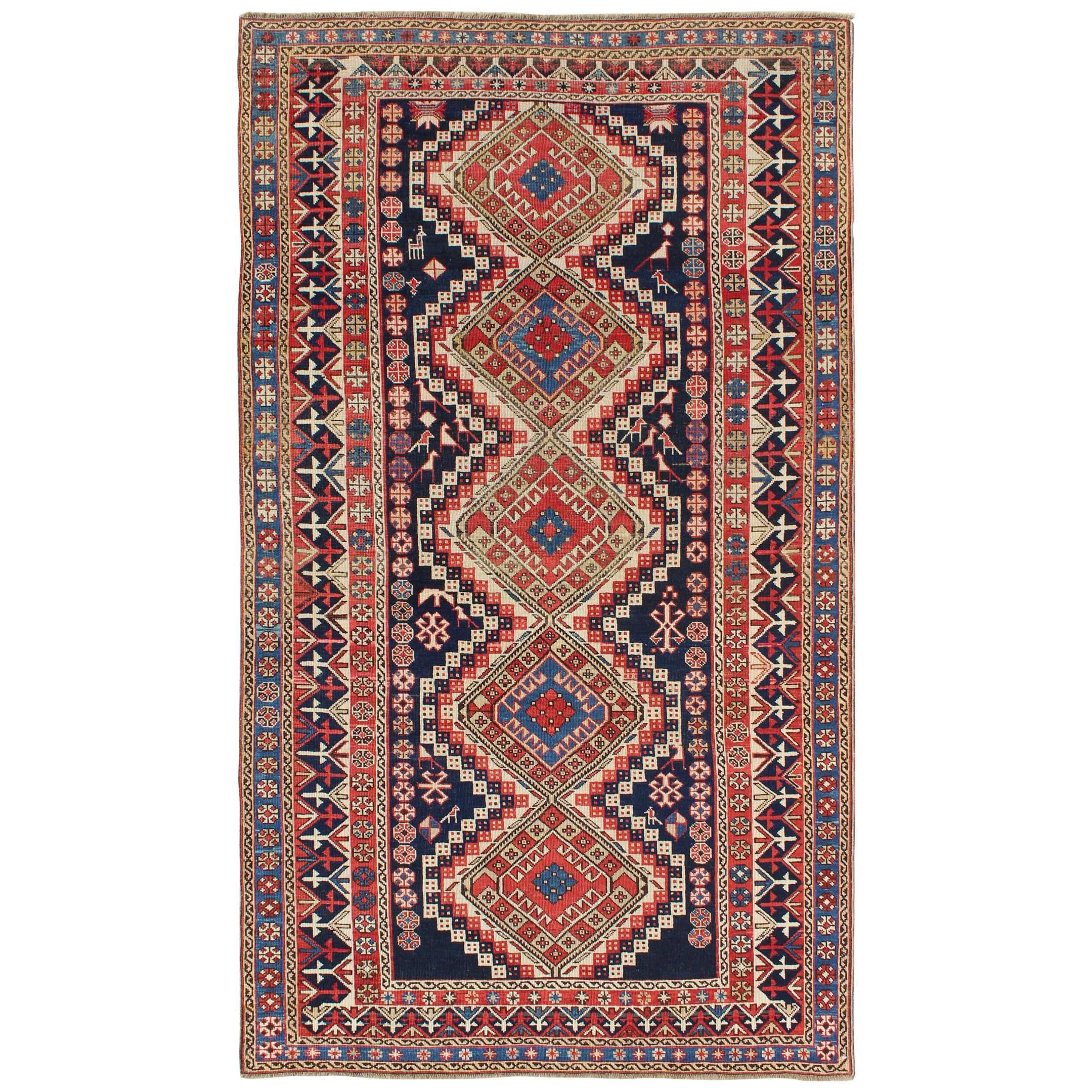 Tapis Shirvan caucasien ancien à motifs tribaux et médaillons