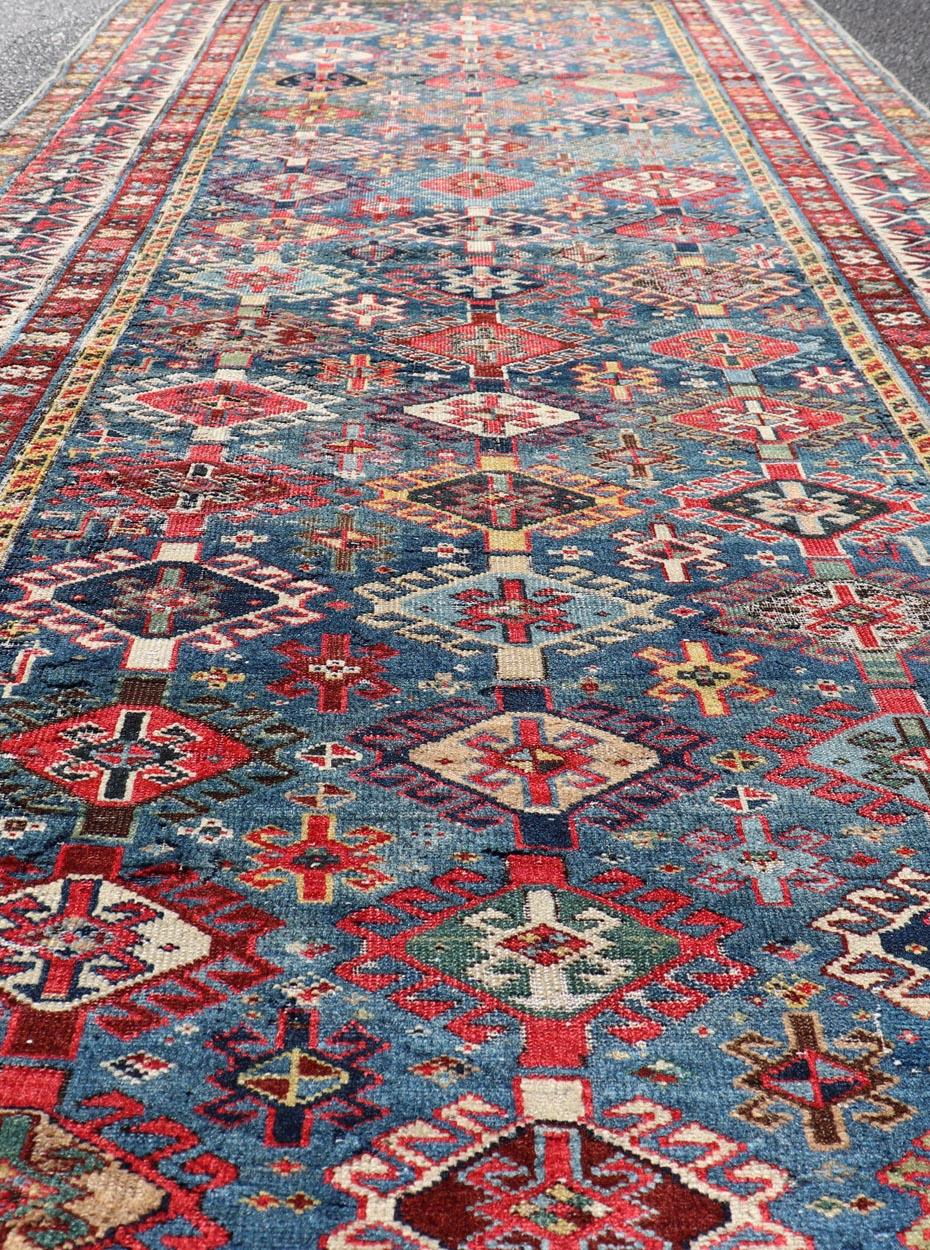 Alfombra antigua caucásica Shirvan con motivos tribales en azul vibrante 3'9 x 8'8 en venta 2