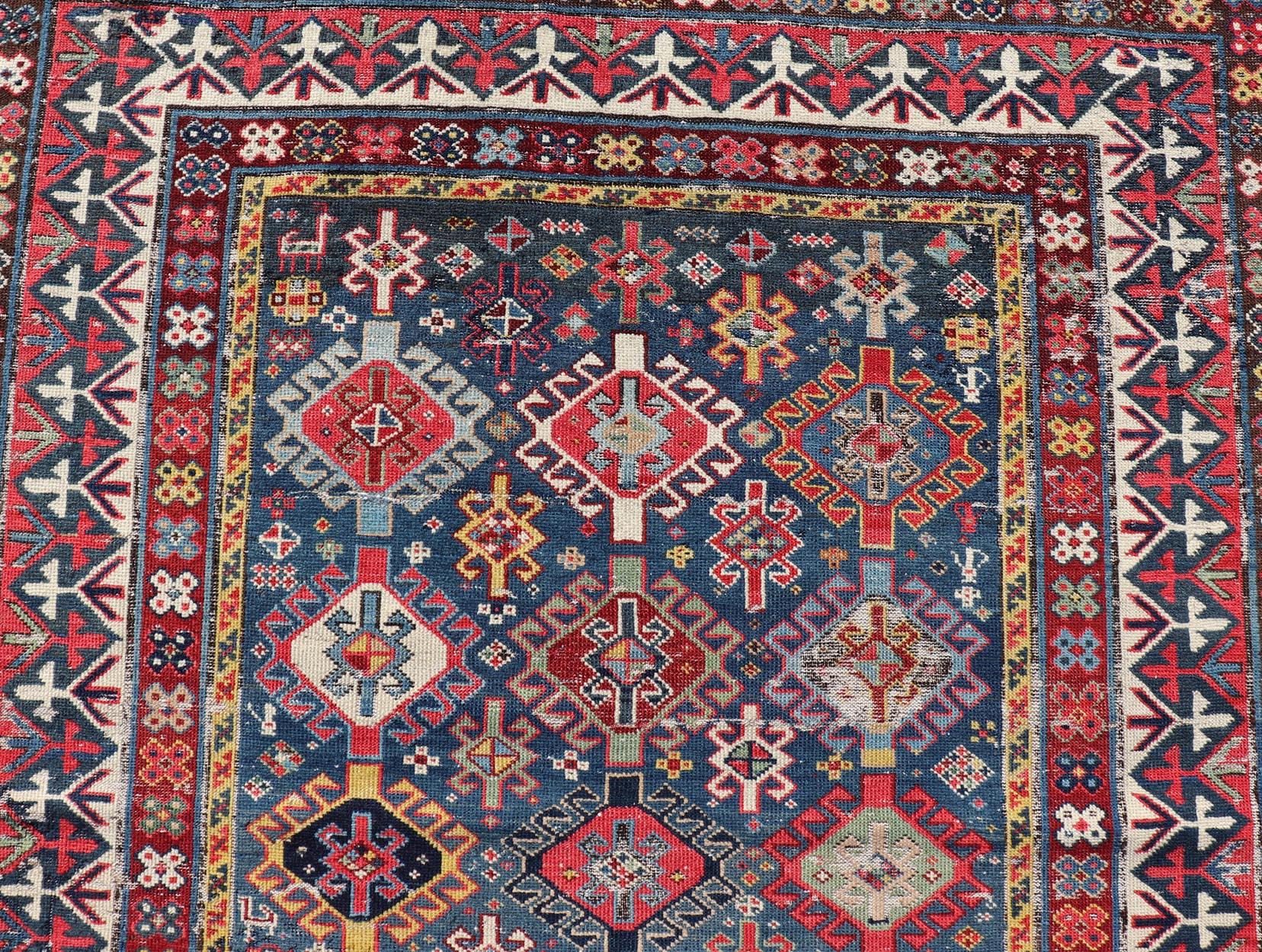 Medidas: 3'9 x 8'8 
Alfombra antigua caucásica Shirvan con motivos tribales en azul vibrante 3'9 x 8'8. 
Keivan Woven Arts/ alfombra/W22-1202, país de origen / tipo: Cáucaso / Shirvan, hacia 1890.

Esta cautivadora alfombra Shirvan del Cáucaso