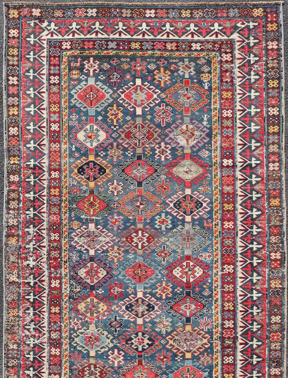 Alfombra antigua caucásica Shirvan con motivos tribales en azul vibrante 3'9 x 8'8 Kazajo en venta