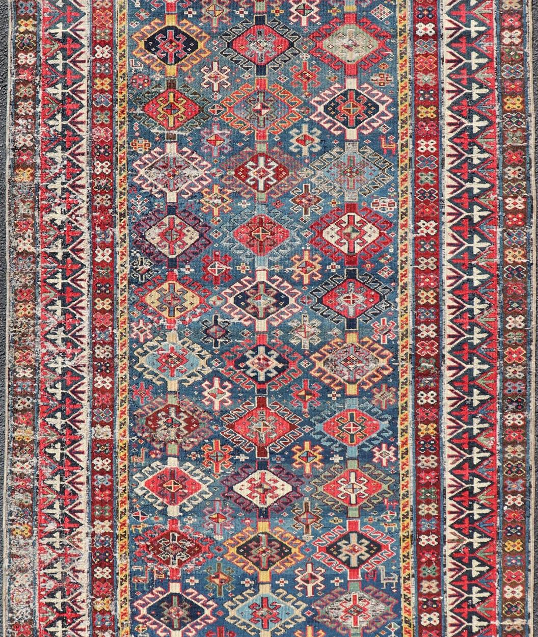 Alfombra antigua caucásica Shirvan con motivos tribales en azul vibrante 3'9 x 8'8 Caucásico en venta