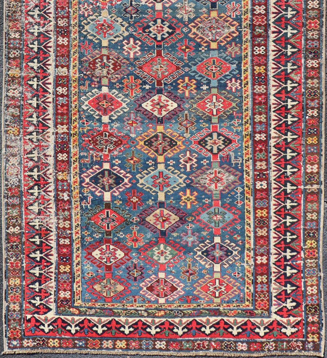 Alfombra antigua caucásica Shirvan con motivos tribales en azul vibrante 3'9 x 8'8 Anudado a mano en venta