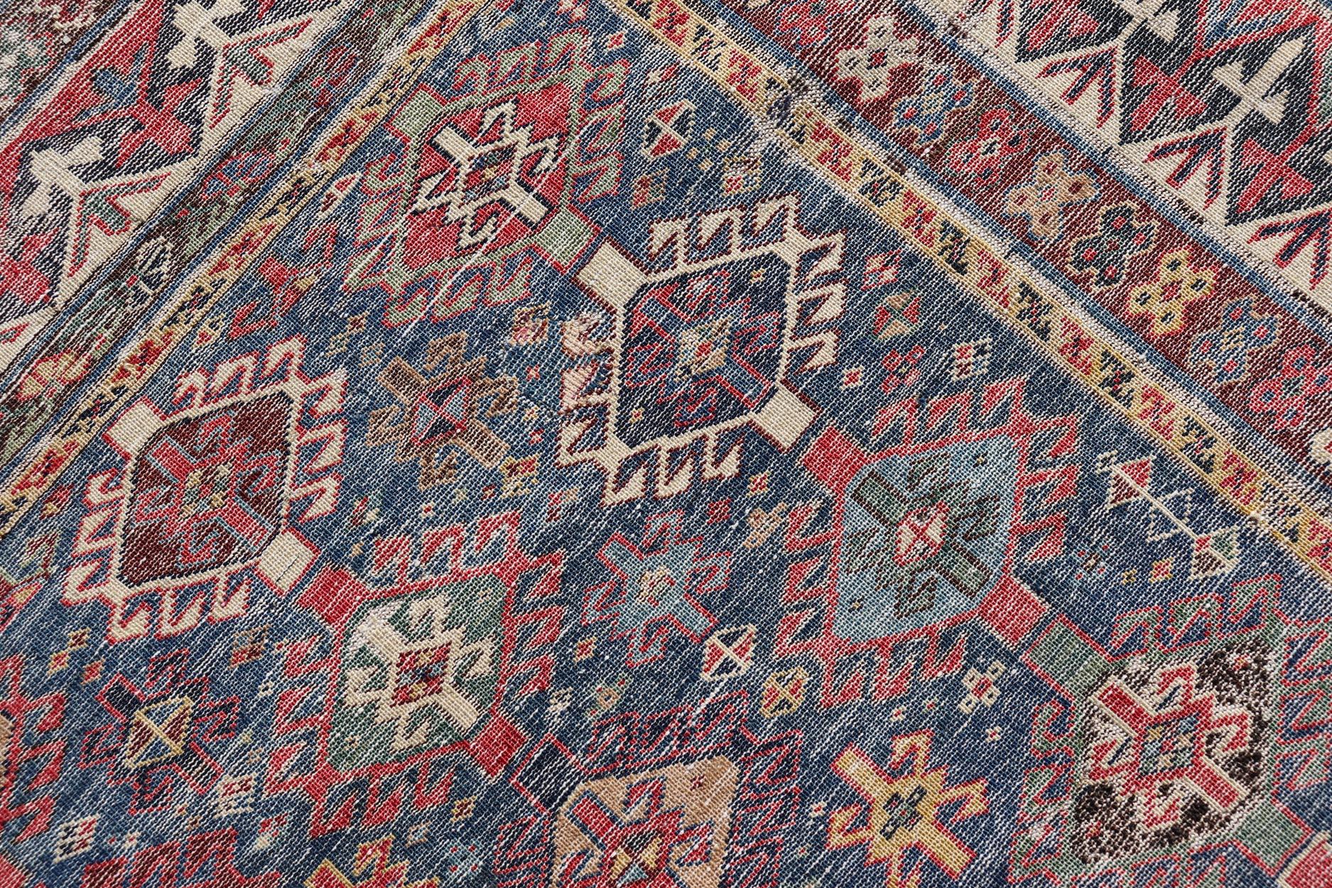 Alfombra antigua caucásica Shirvan con motivos tribales en azul vibrante 3'9 x 8'8 en Bueno estado para la venta en Atlanta, GA