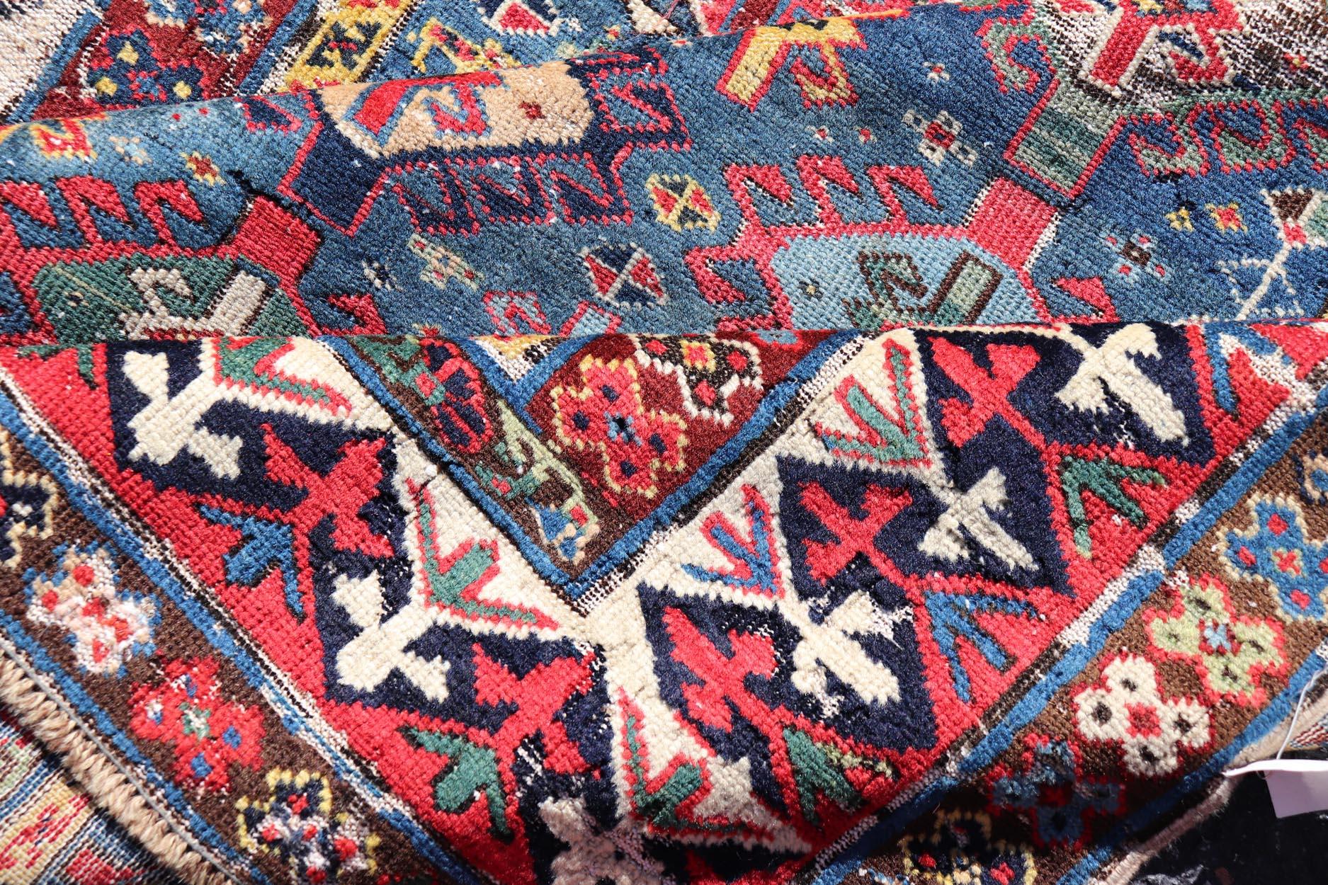 Alfombra antigua caucásica Shirvan con motivos tribales en azul vibrante 3'9 x 8'8 siglo XIX en venta