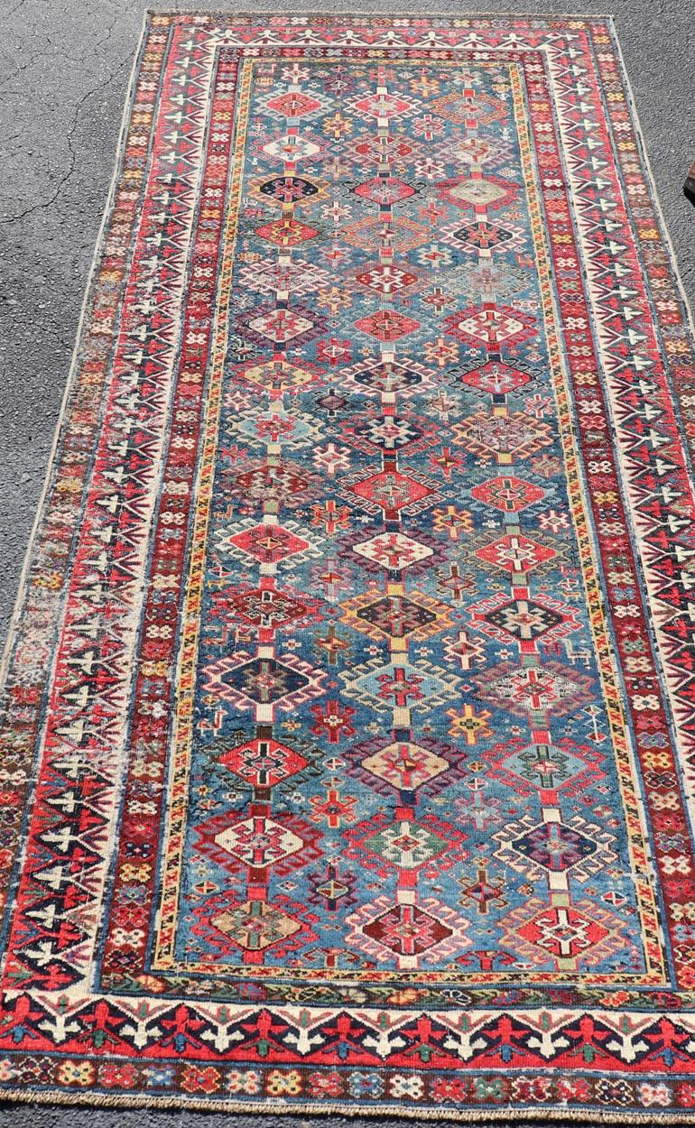 Alfombra antigua caucásica Shirvan con motivos tribales en azul vibrante 3'9 x 8'8 en venta 1