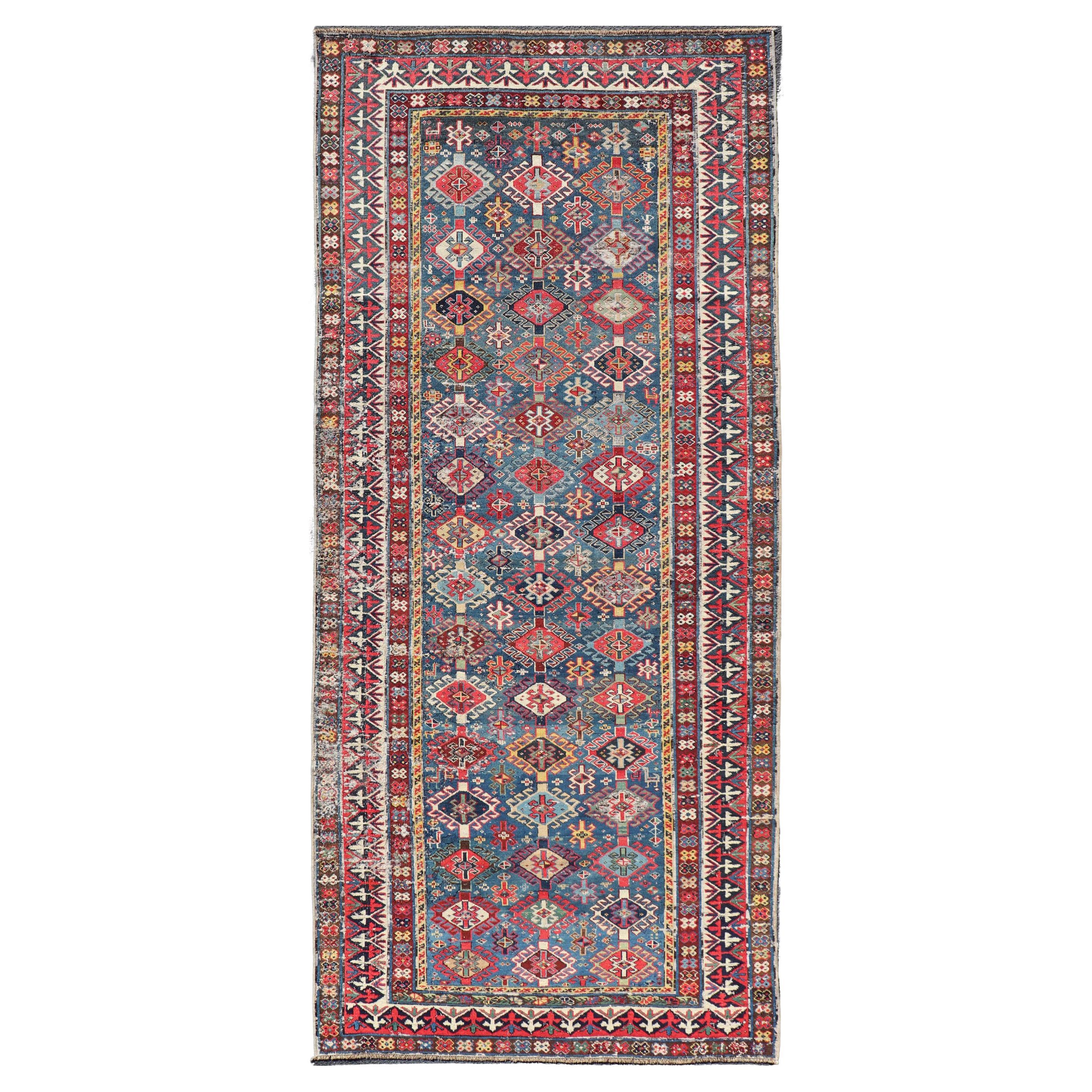 Alfombra antigua caucásica Shirvan con motivos tribales en azul vibrante 3'9 x 8'8 en venta