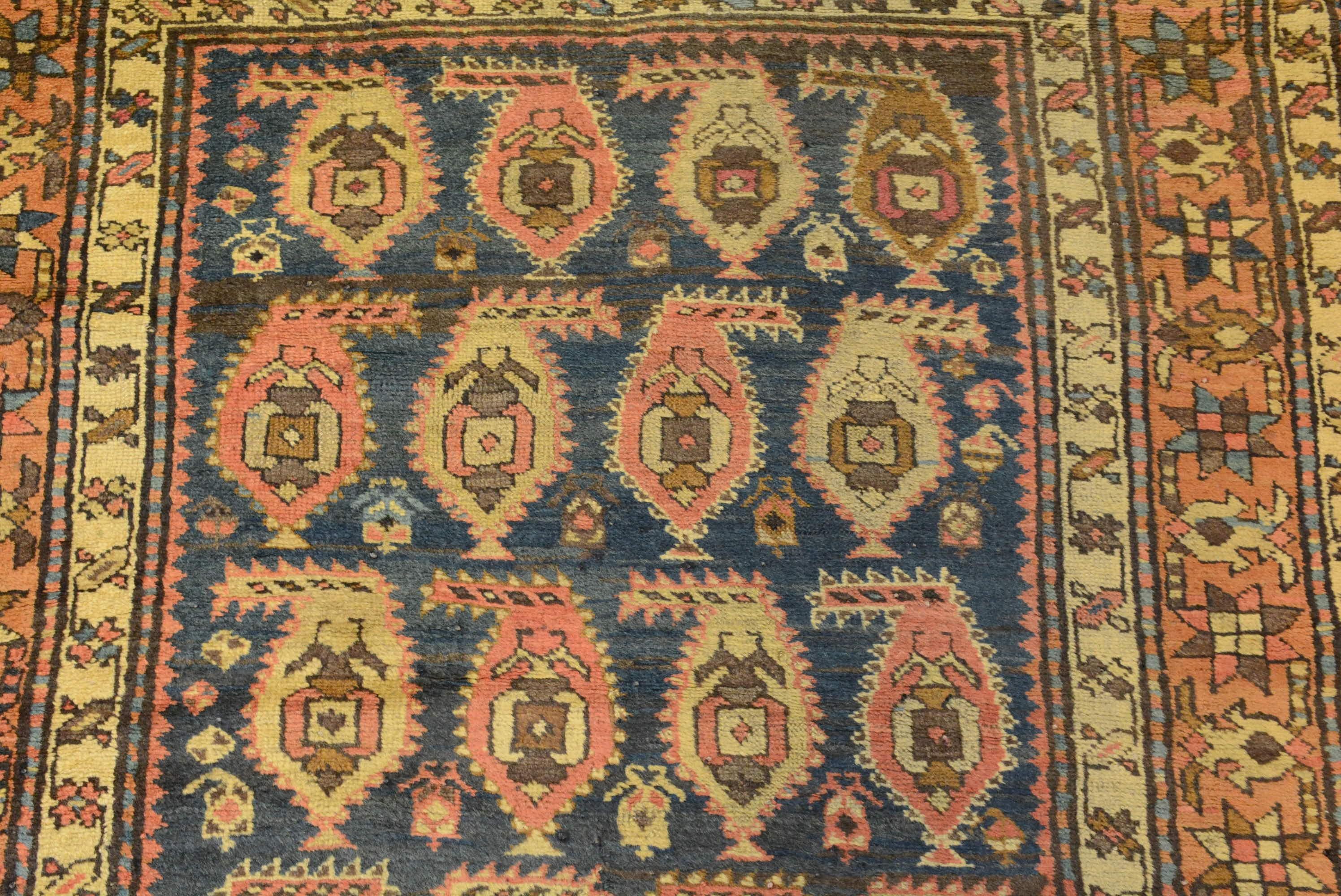 La regione di Shirvan, nel Caucaso orientale, è uno dei principali centri di tessitura della regione.  Quest'area è nota per la produzione di audaci motivi geometrici eseguiti con colori primari.  Ad eccezione di un gruppo di tappeti tessuti nelle