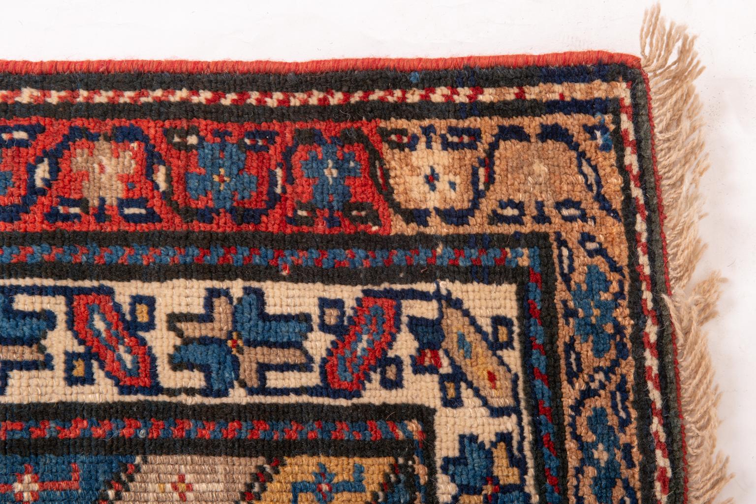 Noué à la main Tapis de couloir Shirvan caucasien ancien en vente