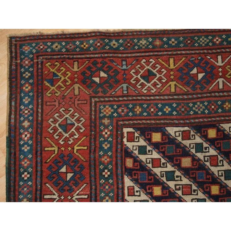Un très bon exemple de coureur Shirvan au tissage fin et aux couleurs exceptionnelles, provenant du Caucase du Sud-Est. Le champ est un dessin à rayures diagonales avec de petits éléments de remplissage carrés. La bordure est un motif répétitif de